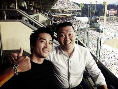 Psy dan Song Seung Hun Nonton Bareng Pertandingan Baseball di Amerika
